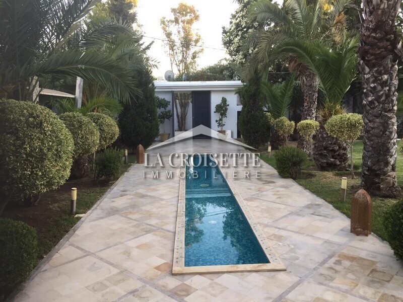 Villa S+7 avec piscine à la Soukra